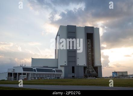 Florida. US, 16/08/2022, il lanciatore mobile con il razzo Space Launch System (SLS) della NASA e la navicella spaziale Orion a bordo è visto all'interno del Vehicle Assembly Building dopo l'apertura delle porte prima di essere lanciato al Launch Pad 39B, martedì 16 agosto 2022, al Kennedy Space Center della NASA in Florida. Il test di volo Artemis i della NASA è il primo test integrato dei sistemi di esplorazione dello spazio profondo dell'agenzia: Il veicolo spaziale Orion, il razzo SLS e i sistemi di terra di supporto. Il lancio del test di volo senza equipaggio è previsto per non prima del 29 agosto 2022. Credito obbligatorio: Joel Kowsky Foto Stock