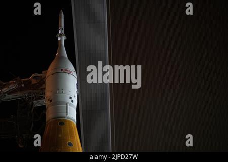 Florida. US, 16/08/2022, il razzo Space Launch System (SLS) della NASA con la navicella spaziale Orion a bordo è visto in cima a un lanciatore mobile mentre rotola fuori dal Vehicle Assembly Building per lanciare il complesso 39B, martedì 16 agosto 2022, al Kennedy Space Center della NASA in Florida. La missione Artemis i della NASA è il primo test integrato dei sistemi di esplorazione dello spazio profondo dell'agenzia: Il veicolo spaziale Orion, il razzo SLS e i sistemi di supporto a terra. Il lancio del test di volo senza equipaggio è previsto per non più del 29 agosto 2022. Credito obbligatorio: Joel Kowsky/NASA tramite CNP /MediaPunch Foto Stock