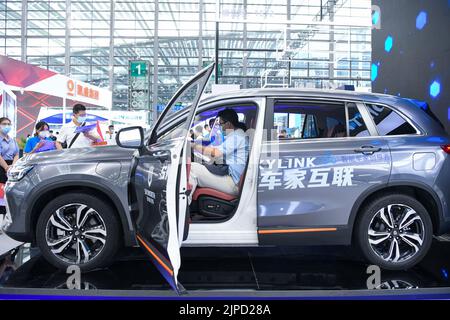 Shenzhen, Provincia di Guangdong in Cina. 16th ago, 2022. Un visitatore sperimenta un veicolo intelligente al China Information Technology Expo 10th a Shenzhen, provincia del Guangdong, Cina meridionale, 16 agosto 2022. Credit: Liang Xu/Xinhua/Alamy Live News Foto Stock