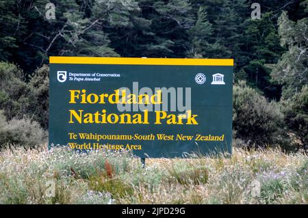 Parco Nazionale di Fiordland sull'Isola del Sud in Nuova Zelanda. Il Parco Nazionale di Fiordland è noto per i suoi fiordi scolpiti dal ghiacciaio e le potenti cascate. Foto Stock