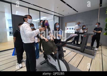 Shenzhen, Provincia di Guangdong in Cina. 16th ago, 2022. Un visitatore sperimenta i dispositivi intelligenti per il fitness al China Information Technology Expo 10th a Shenzhen, nella provincia di Guangdong, nel sud della Cina, 16 agosto 2022. Credit: Liang Xu/Xinhua/Alamy Live News Foto Stock