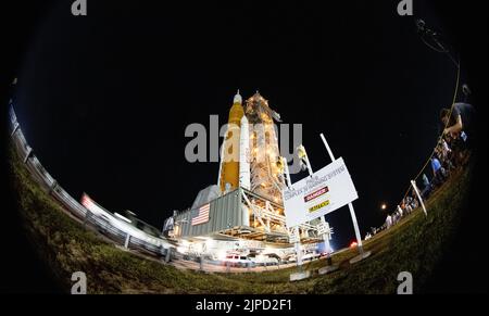 Florida. US, 16/08/2022, il razzo Space Launch System (SLS) della NASA con la navicella spaziale Orion a bordo è visto in cima al lanciatore mobile mentre rotola verso il Launch Pad 39B, martedì 16 agosto 2022, al Kennedy Space Center della NASA in Florida. Il test di volo Artemis i della NASA è il primo test integrato dei sistemi di esplorazione dello spazio profondo dell'agenzia: Il veicolo spaziale Orion, il razzo SLS e i sistemi di terra di supporto. Il lancio del test di volo senza equipaggio è previsto per non più del 29 agosto 2022. Credito obbligatorio: Joel Kowsky/NASA tramite CNP /MediaPunch Foto Stock