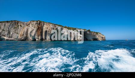 Un primo piano di grotte blu a Zante, Grecia in estate Foto Stock