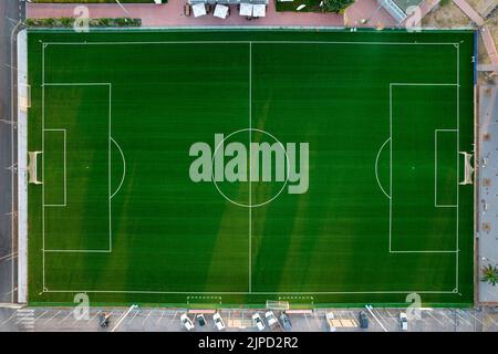 Documentazione fotografica aerea di un campo da calcio verde vuoto Foto Stock