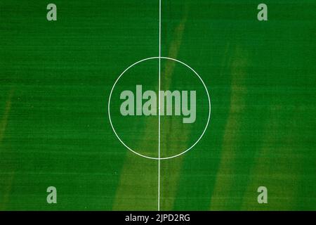Documentazione fotografica aerea di un campo da calcio verde vuoto Foto Stock