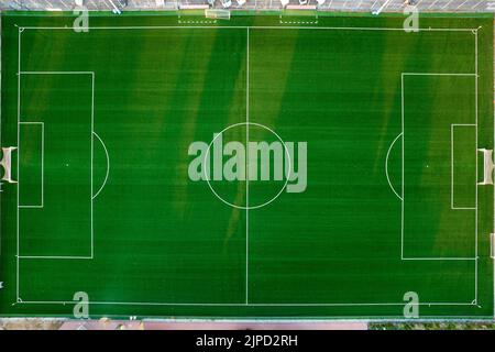 Documentazione fotografica aerea di un campo da calcio verde vuoto Foto Stock