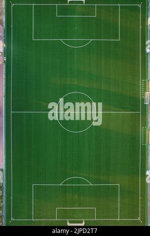 Documentazione fotografica aerea di un campo da calcio verde vuoto Foto Stock