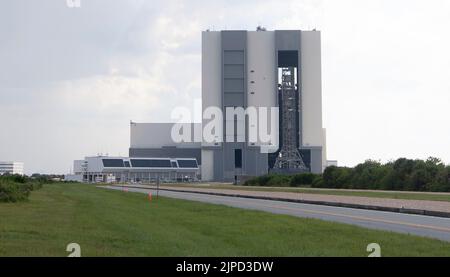 Il lanciatore mobile con il razzo NASAs Space Launch System (SLS) e la navicella spaziale Orion a bordo è visto all'interno del Vehicle Assembly Building dopo l'apertura delle porte prima di essere lanciato al Launch Pad 39B, martedì 16 agosto 2022, presso il Centro spaziale NASAs Kennedy in Florida. Il test di volo NASAs Artemis i è il primo test integrato dei sistemi di esplorazione dello spazio profondo agencys: La navicella spaziale Orion, il razzo SLS e i sistemi di supporto a terra. Il lancio del test di volo senza equipaggio è previsto non prima del 29 agosto 2022. Credito obbligatorio: Joel Kowsky/NASA tramite CNP Foto Stock