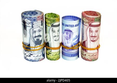 Banconote in denaro rotoli di 50 SAR cinquanta riyals Arabia Saudita, 50 cinquanta banconote Dirhams Emirati Arabi Uniti e 500 fattura cinquecento riyals e 100 un hun Foto Stock