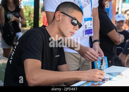 Roma, Italia. 16th ago, 2022. David Popovici, medaglia d'oro firma autografi per le persone al Foro Italico per il campionato europeo di Aquatic Roma 2022. (Foto di Mario Cartelli/SOPA Images/Sipa USA) Credit: Sipa USA/Alamy Live News Foto Stock