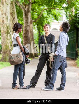 Studenti adolescenti, conversazione amichevole. Diversi amici della scuola che chiacchierano durante una pausa dai loro studi. Da una serie di immagini correlate. Foto Stock