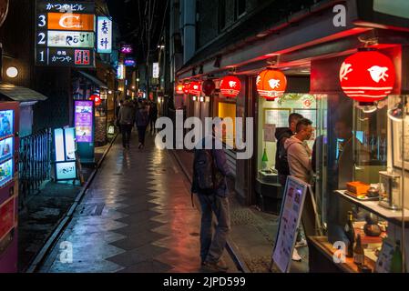 Kyoto, Giappone - 23 aprile 2014: Vista notturna di Pontocho Alley con ristoranti illuminati e persone Foto Stock