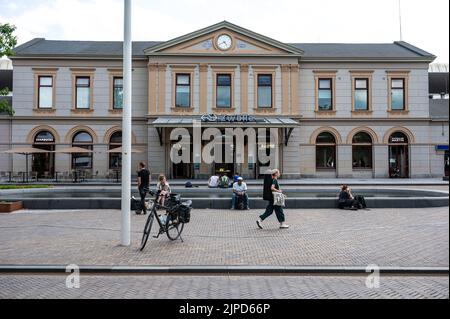 Zwolle, Overijssel, Paesi Bassi, 07 15 2022 - facciata della stazione ferroviaria Foto Stock