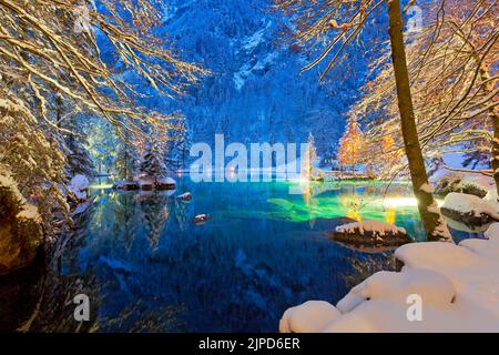 Lago Blausee nelle Highlands Bernesi durante l'inverno, Svizzera Foto Stock