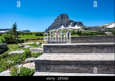 Scalini in legno che conducono al sentiero panoramico Hidden Lake dal Logan Pass Visitor Center presso il Glacier National Park. Foto Stock