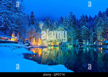 Lago Blausee nelle Highlands Bernesi durante l'inverno, Svizzera Foto Stock