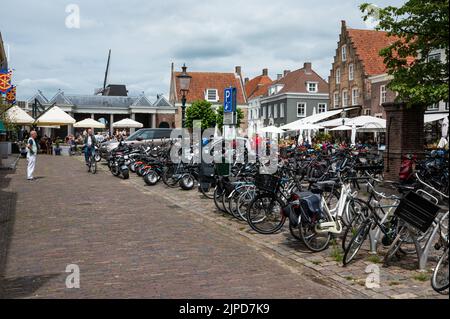 Heusden, Gelderland, Paesi Bassi, 08 11 2022 - Parcheggio biciclette presso la vecchia piazza del mercato Foto Stock