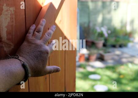 POV aprire o chiudere una nuova porta in legno Foto Stock