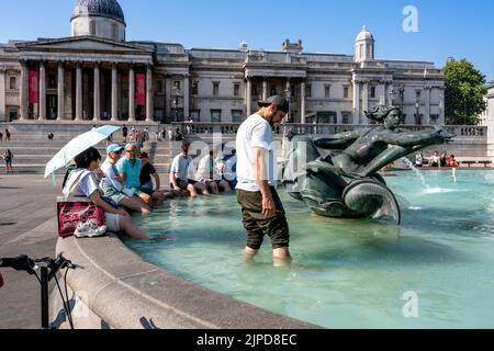 La gente si raffredda nelle fontane di Trafalgar Square durante il giorno più caldo mai registrato nella capitale, Londra, Regno Unito. Foto Stock