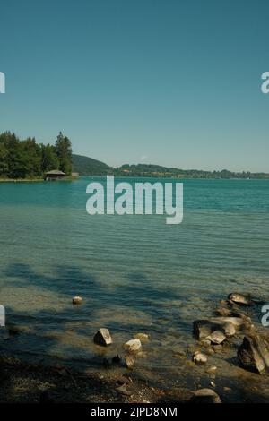Vista panoramica e riva al Tegernsee in Baviera, Germania Foto Stock
