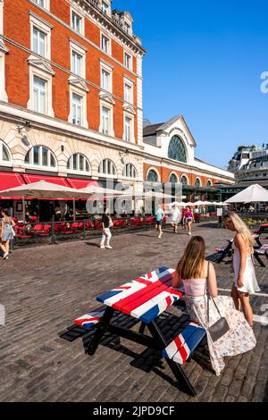 Tavoli e sedie colorati a Covent Garden, Londra, Regno Unito. Foto Stock