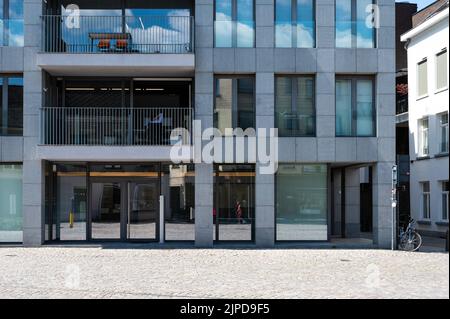 Mechelen, Antwerp Provincia- Belgio, 07 08 2022 - condominio in cemento Foto Stock