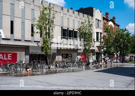 Mechelen, Provincia di Anversa - Belgio, 07 08 2022 - persone che camminano attraverso la strada dello shopping Brull nella città vecchia Foto Stock