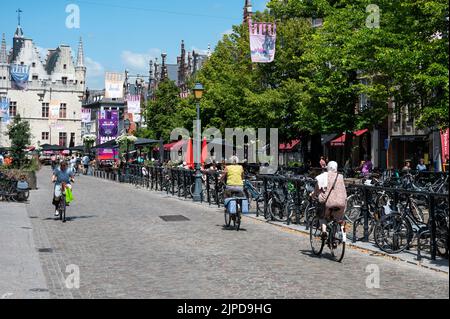 Mechelen, Provincia di Anversa - Belgio, 07 08 2022 - edifici storici della città vecchia a Ijzeren Leen Foto Stock