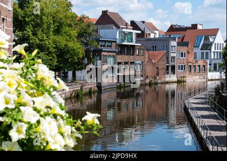 Mechelen, Provincia di Anversa - Belgio, 07 08 2022 - edifici storici che si riflettono nel fiume Dyle Foto Stock
