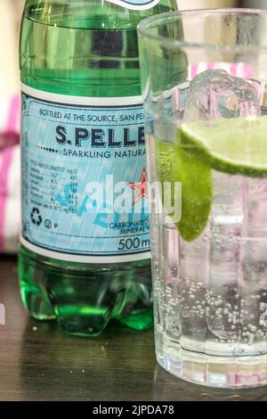Epsom Surrey, Londra, 14 2022 agosto, Glass of Ice and Lime with Carbonated Sparking Water on A Table Top Foto Stock