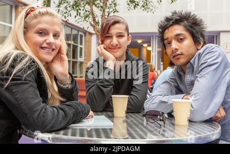 Studenti adolescenti, coffee club. Gli amici della scuola prendono una pausa e un caffè nel loro refettorio dell'università. Da una serie di immagini correlate. Foto Stock