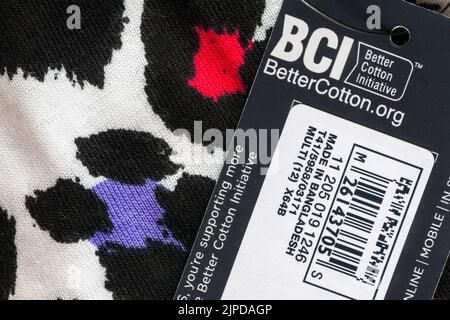 Etichetta BCI Better Cotton Initiative Made in Bangladesh su T-shirt M&S. Foto Stock