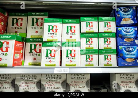 Epsom Surrey, 14 2022 agosto, selezione di sacchetti da tè di marca sul ripiano del supermercato Foto Stock