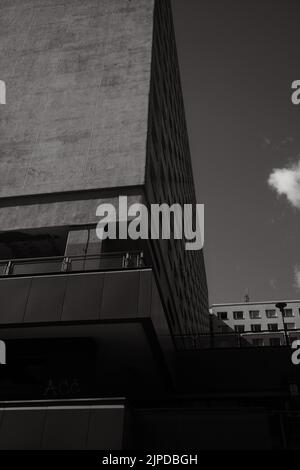 Un colpo verticale di edifici brutalistici con facciate in cemento a Berlino, Germania Foto Stock