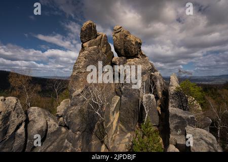 Incredibile punto panoramico con formazioni rocciose sulle montagne nel nord della Repubblica Ceca. Foto Stock