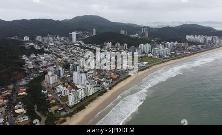 Una vista aerea del mare Balneario Camboriu paesaggio urbano e le onde del mare che si infrangono sulla spiaggia di sabbia Foto Stock