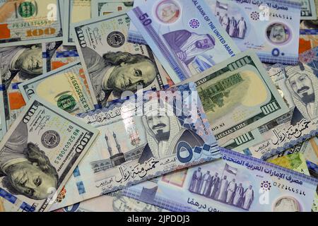 Mucchio di banconote in dollari americani banconote in denaro con Arabia Saudita riyals banconote in denaro e New Emirates Polymer dirhams, American, Emira Foto Stock