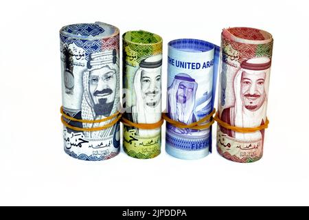 Banconote in denaro rotoli di 50 SAR cinquanta riyals Arabia Saudita, 50 cinquanta banconote Dirhams Emirati Arabi Uniti e 500 fattura cinquecento riyals e 100 un hun Foto Stock