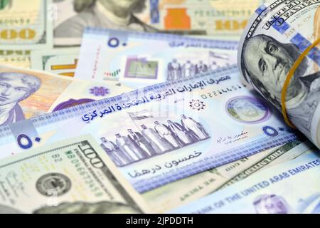 Il nuovo polimero commemorativo 50 cinquanta Dirhams con Memorial ai martiri degli Emirati Arabi Uniti con USA banconote in denaro americano di 100 $ un hu Foto Stock