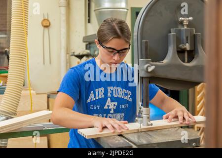 Kalamazoo, Michigan - operai specializzati costruiscono armadi personalizzati presso il negozio Homestead Cabinetmakers, situato nel Park Trades Center. Foto Stock