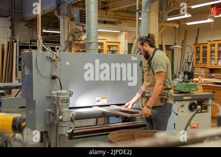 Kalamazoo, Michigan - operai specializzati costruiscono armadi personalizzati presso il negozio Homestead Cabinetmakers, situato nel Park Trades Center. Questa luce macchina Foto Stock