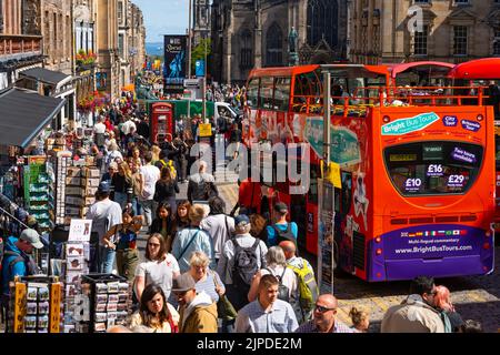 Edimburgo, Scozia, Regno Unito. 17th agosto 2022. Il Royal Mile nel centro storico di Edimburgo è sovraffollato di turisti in una giornata estiva di sole durante il Festival Internazionale di Edimburgo, in Scozia. Decine di migliaia di turisti nazionali e stranieri scendono nel centro della città nel mese di agosto e causano gravi affollamenti sui marciapiedi stretti della città. Iain Masterton/Alamy Live News Foto Stock