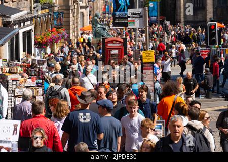 Edimburgo, Scozia, Regno Unito. 17th agosto 2022. Il Royal Mile nel centro storico di Edimburgo è sovraffollato di turisti in una giornata estiva di sole durante il Festival Internazionale di Edimburgo, in Scozia. Decine di migliaia di turisti nazionali e stranieri scendono nel centro della città nel mese di agosto e causano gravi affollamenti sui marciapiedi stretti della città. Iain Masterton/Alamy Live News Foto Stock