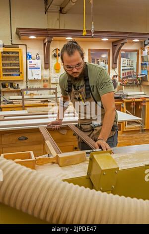 Kalamazoo, Michigan - operai specializzati costruiscono armadi personalizzati presso il negozio Homestead Cabinetmakers, situato nel Park Trades Center. Foto Stock