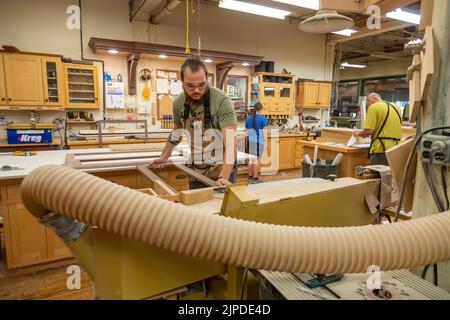 Kalamazoo, Michigan - operai specializzati costruiscono armadi personalizzati presso il negozio Homestead Cabinetmakers, situato nel Park Trades Center. Foto Stock