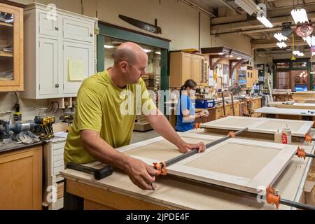 Kalamazoo, Michigan - operai specializzati costruiscono armadi personalizzati presso il negozio Homestead Cabinetmakers, situato nel Park Trades Center. Foto Stock