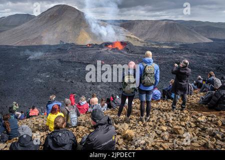 Guardando l'eruzione del vulcano Meradalir, Penisola di Reykjanes, Islanda, 2022 agosto Foto Stock