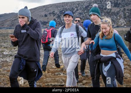 Guarda con stupore i volti degli escursionisti mentre ottengono la loro prima visione dell'eruzione del vulcano Meradalir, Islanda, agosto 2022 Foto Stock