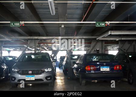 Cairo, Egitto, 14 2022 aprile: Auto parcheggiate all'interno di un parcheggio auto a più piani edificio, fuoco selettivo di auto moderne all'interno di un parcheggio chiuso gara Foto Stock