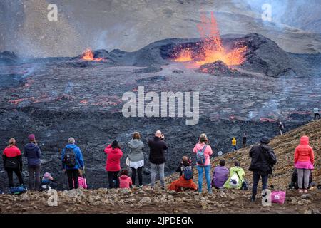 Guardando l'eruzione del vulcano Meradalir, Penisola di Reykjanes, Islanda, 2022 agosto Foto Stock